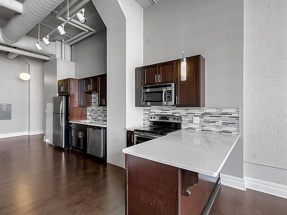 3rd image of 2915 Main St #202