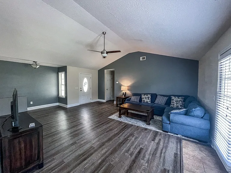 613 Waverly Ln — Photo 4