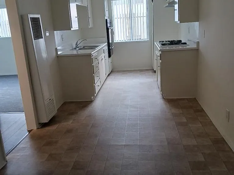 Emerald - Continental Apts. — Photo 1