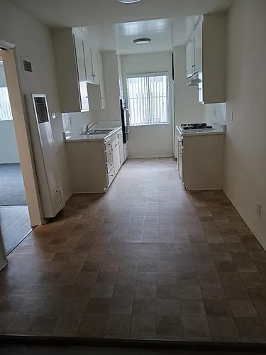 Emerald - Continental Apts. Photo 1