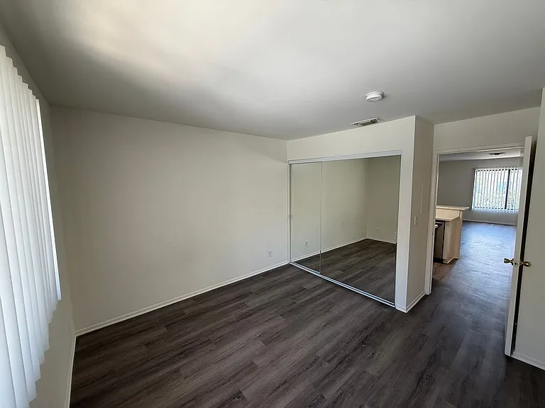 14543 Burbank Blvd — Photo 10
