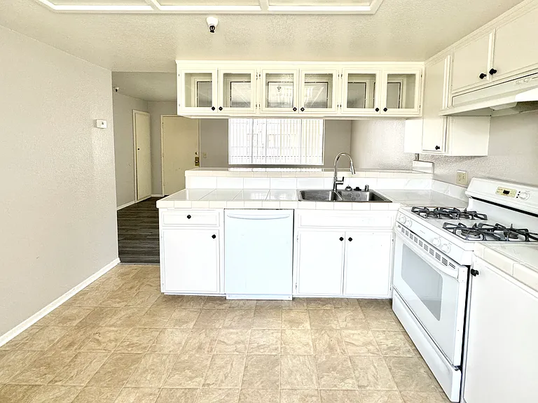 12617 Kornblum Ave — Photo 10