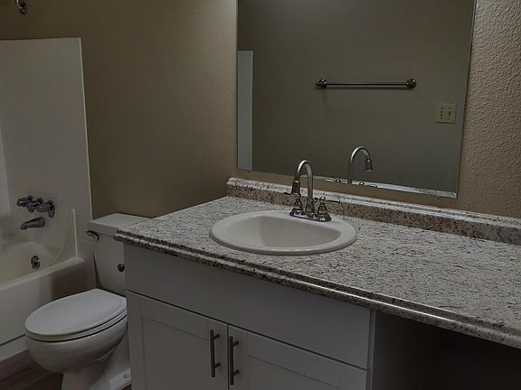 5th image of 10835 NE 68th St #201