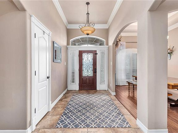 4th image of 3208 Woodcrest Dr