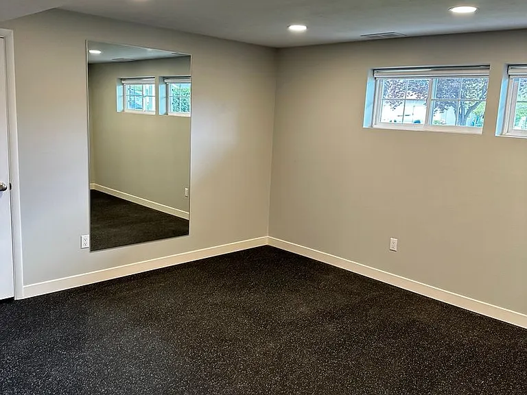 1102 E Sleepy Hollow Ln — Photo 31