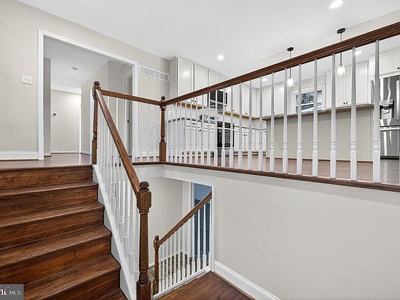 4th image of 1 Kenleigh Ct