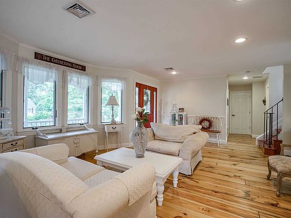4th image of 14 Campus Dr
