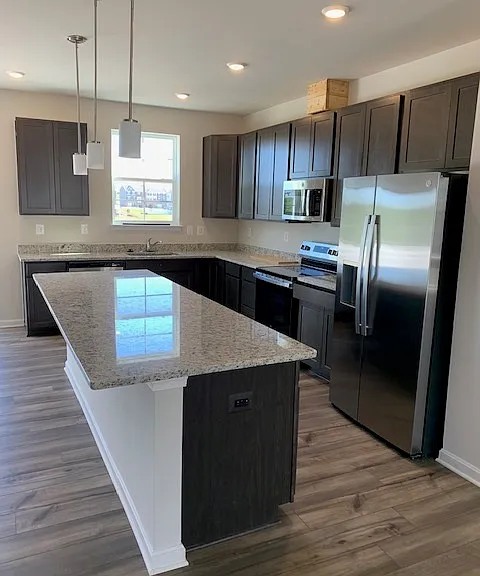 425 Seeback Dr — Photo 2