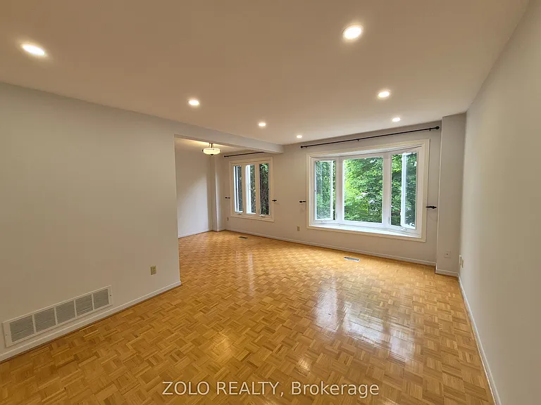 77 Colleen St — Photo 4
