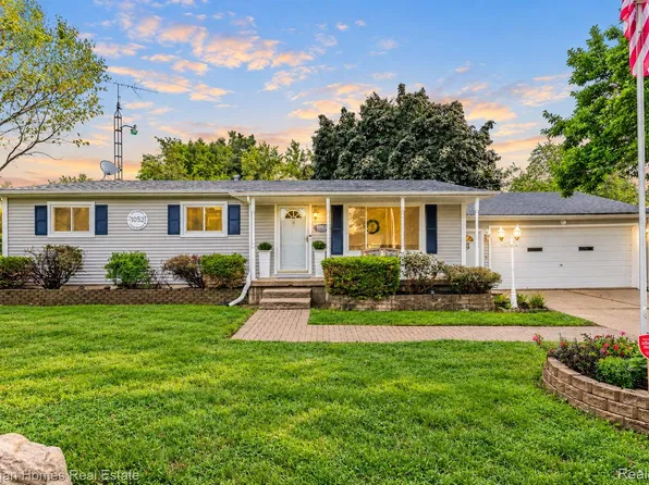 1052 Barbara St, Grand Blanc, MI 48439