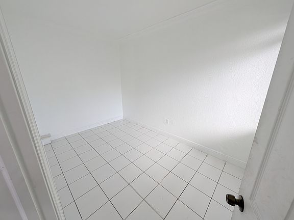 2nd image of 2826 SE 16th Ave #115