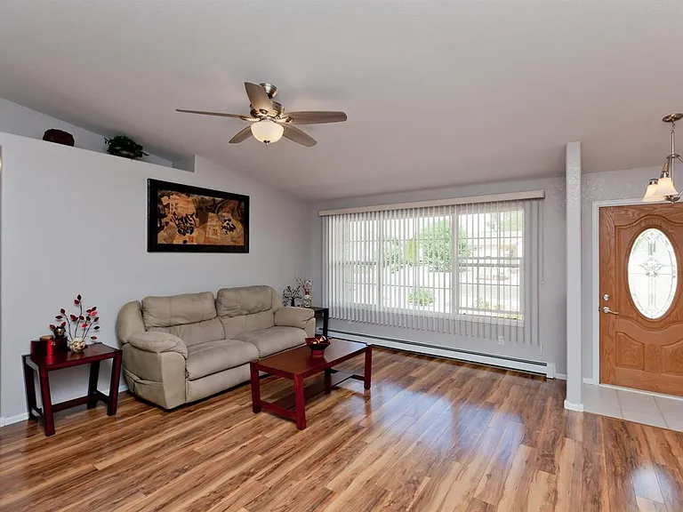 541 Shanne St — Photo 3