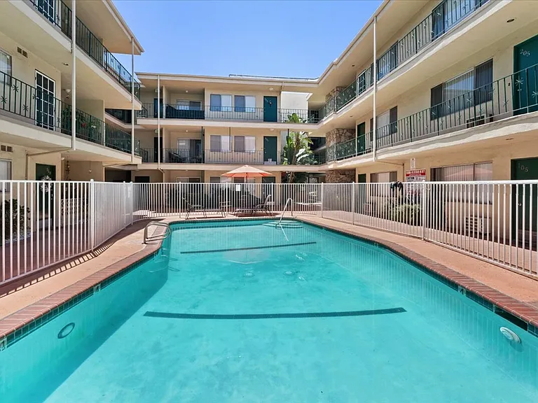 Encino Park West Apartments — Photo 6