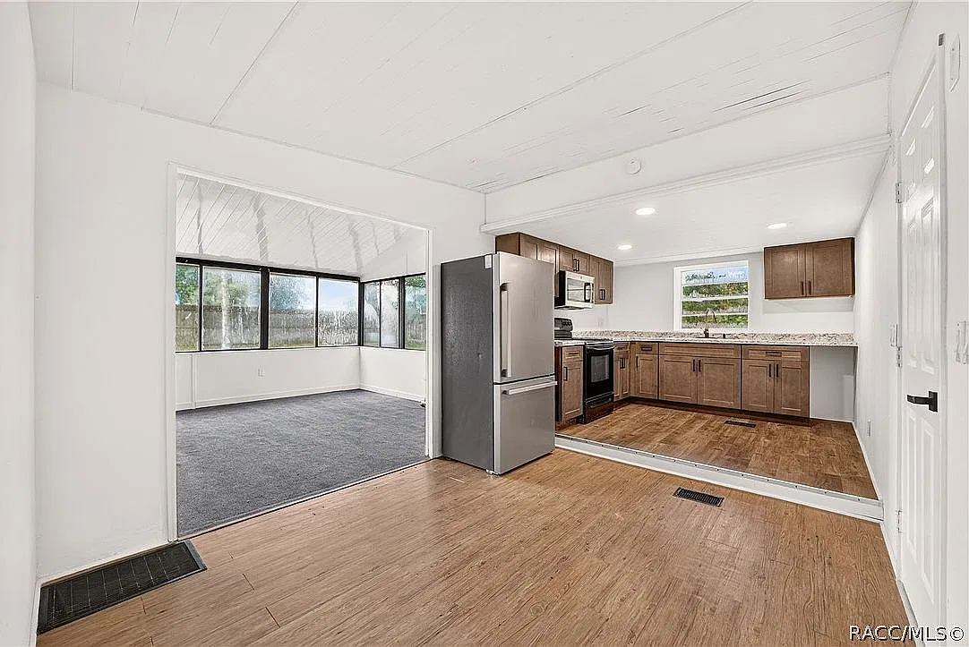 3 bed, 916 sqft, $1,250 — Photo 3