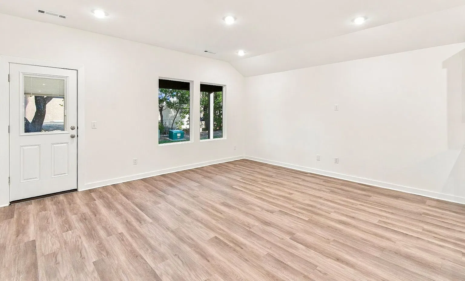 BrandNew 4 Bed / 3 Bath Home with Modern Finishes — Photo 4