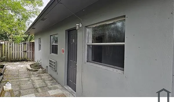 850 SW 9th Ct — Photo 1