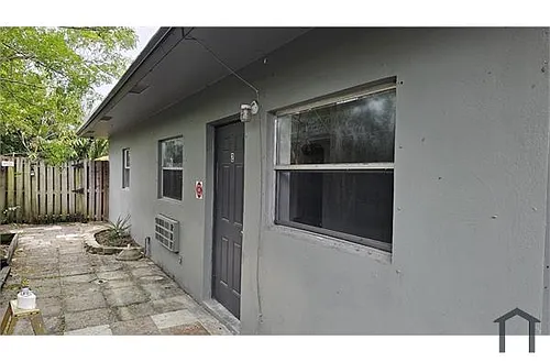 850 SW 9th Ct Photo 1