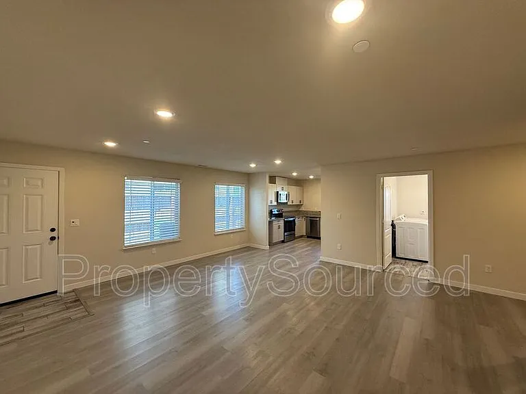 936 W Alameda St #A — Photo 4