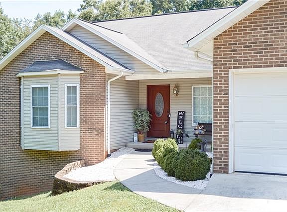 2nd image of 3352 Brooks Pl