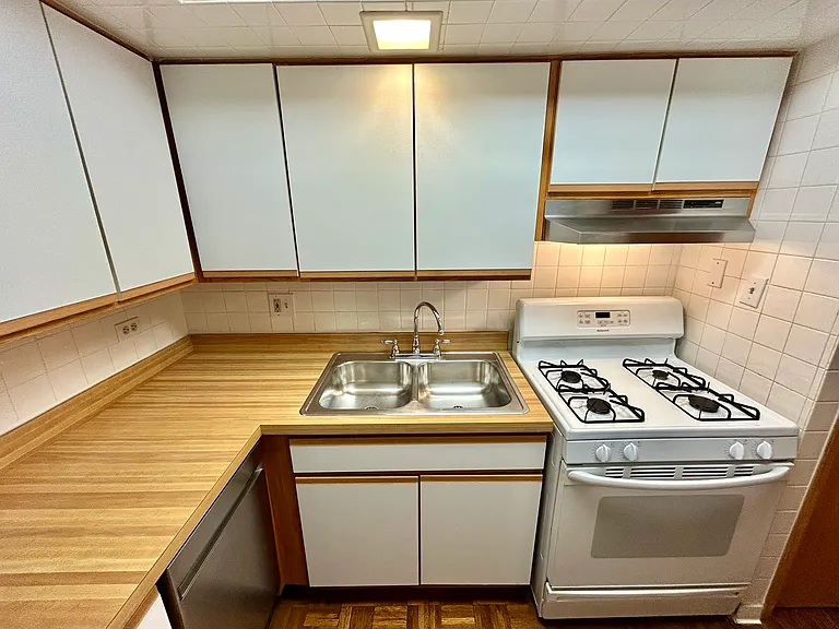 2340 N Commonwealth Ave — Photo 32