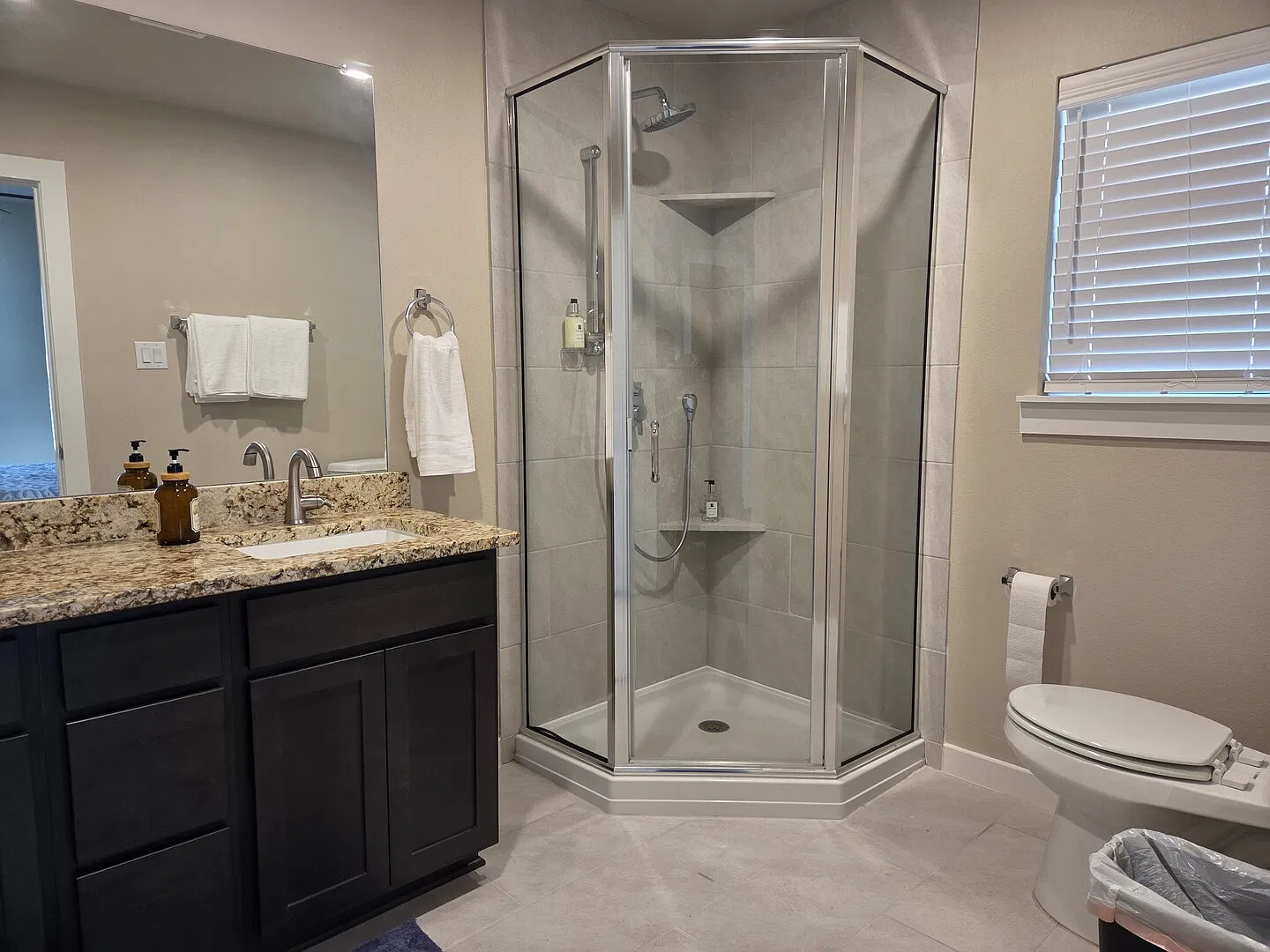 Peaceful 3-bed 2-bath house in charming Irving — Photo 4