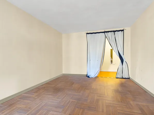 3111 Brighton 1st Place image 3 of 21