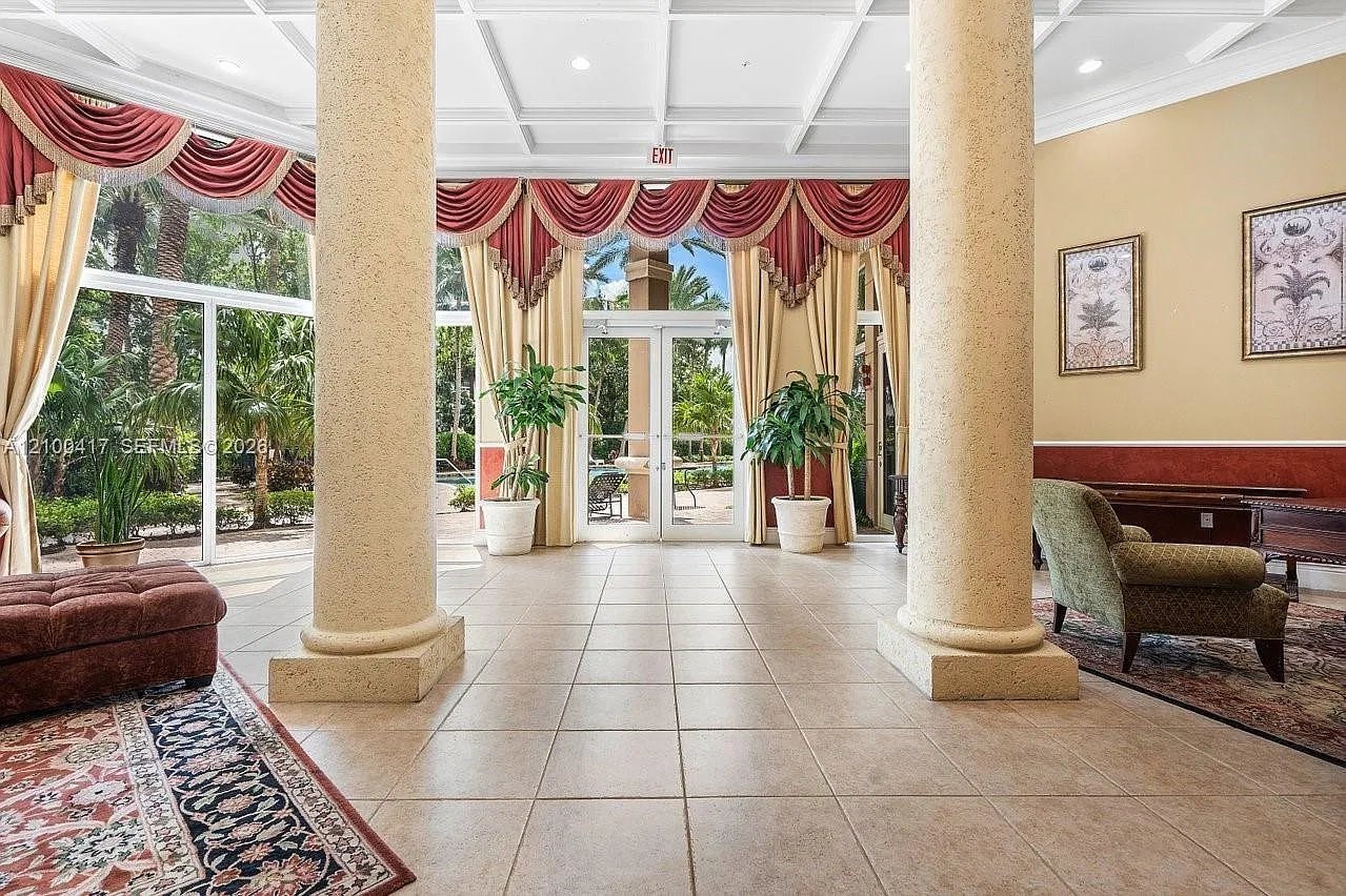 Porto Bellagio Condo — Photo 2