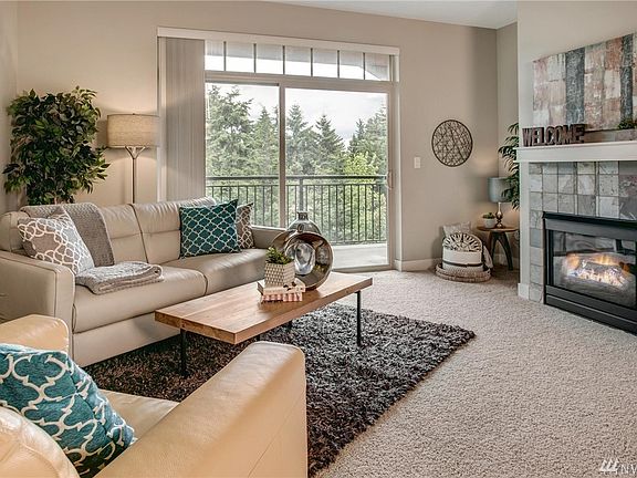 Welcome to the secluded and secure luxury complex of Verdeaux!  Great top floor unit with "quiet" east-facing, away from the freeway.