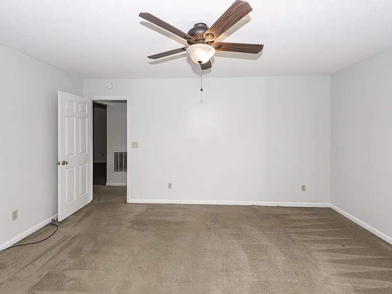 305 Chessington Cir — Photo 16