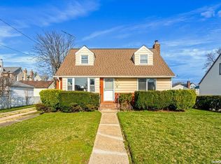 9515 225th St, Floral Park, NY 11001
