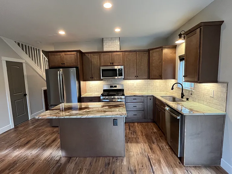 520 W 4th St — Photo 11