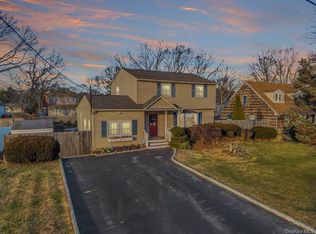 39 Appel Dr E, Shirley, NY 11967