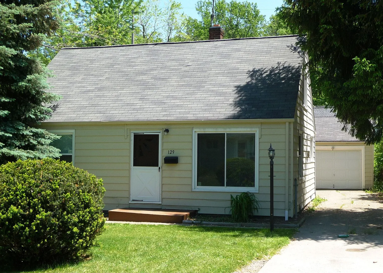 129 Forest Blvd photo 1