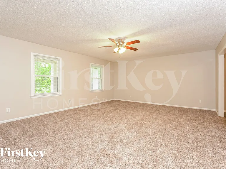 160 Rhyne Ct — Photo 3