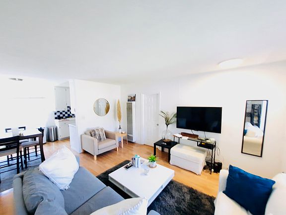 4th image of 3713 Kelton Ave #5