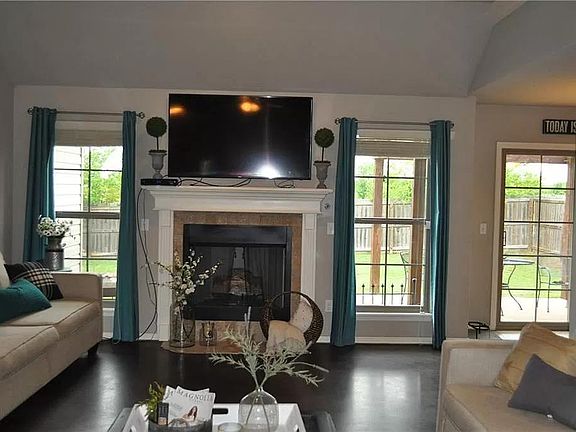 3rd image of 509 W Worchester