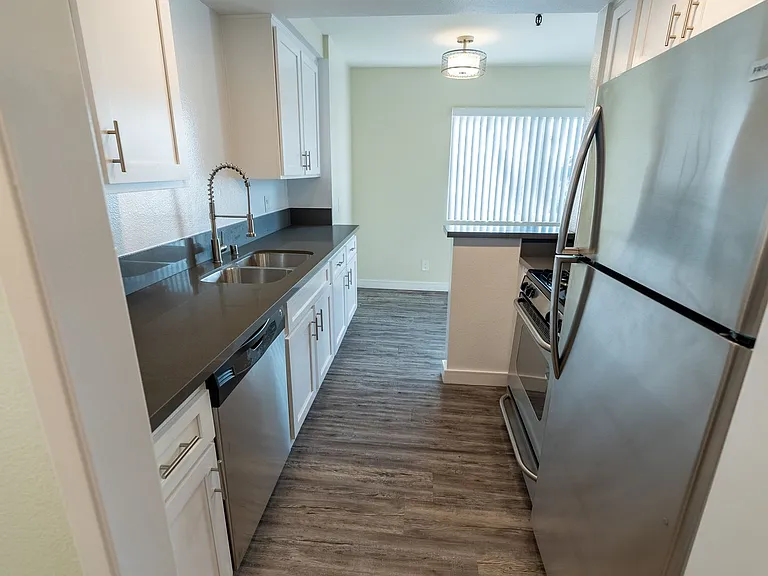 110 S Sweetzer Ave — Photo 104