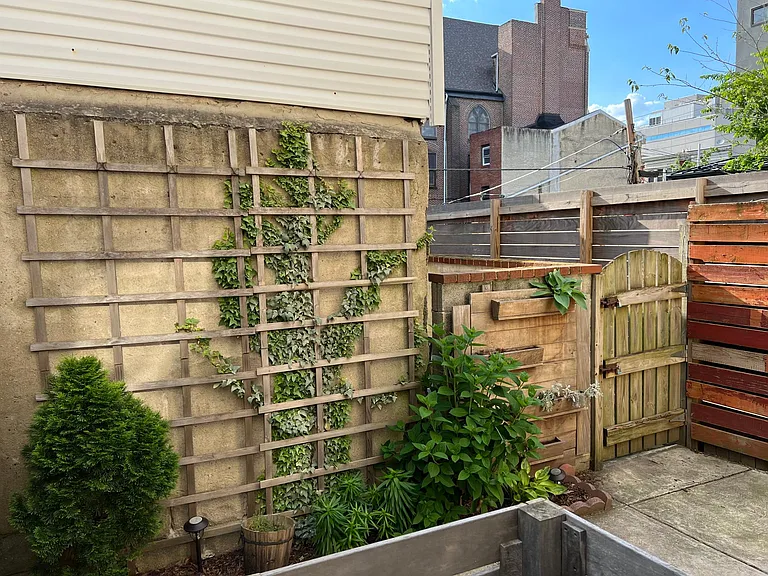 712 S 18th St — Photo 17