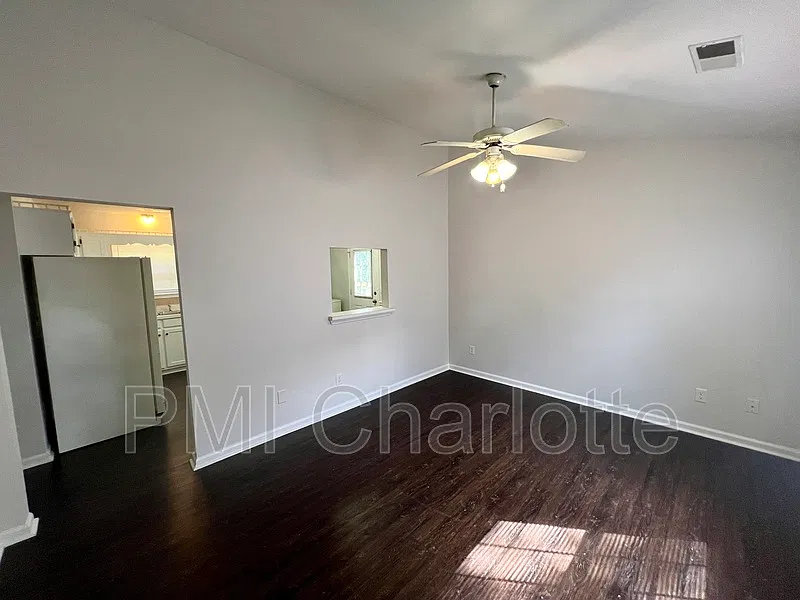 2 bed, 1.0 bath, 779 sqft, $1,335 — Photo 2
