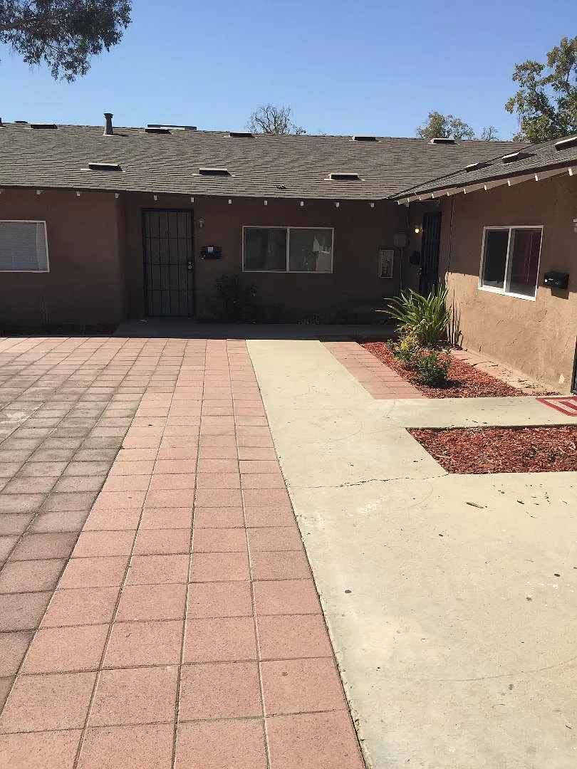 2 bed, 1000 sqft, $1,300 — Photo 1