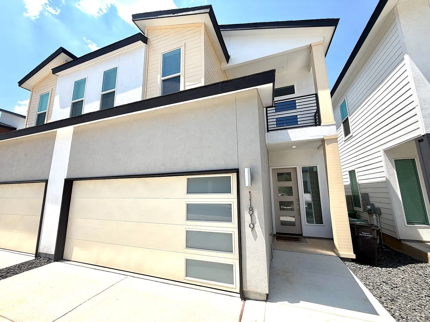 Luxury 3/2.5 Townhome — Photo 3