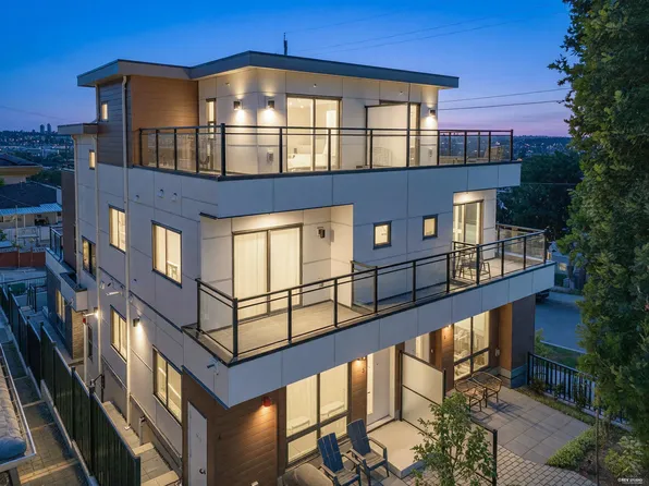 3800 Pender St #4, Burnaby, BC V5C 2L2