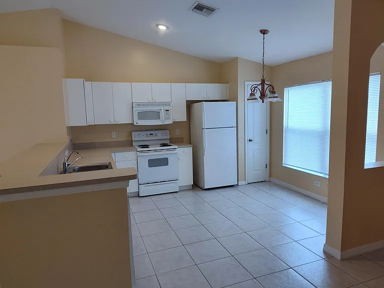 1109 NE 2nd Pl — Photo 14