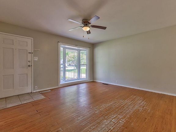 3rd image of 4212 Meadowridge Rd