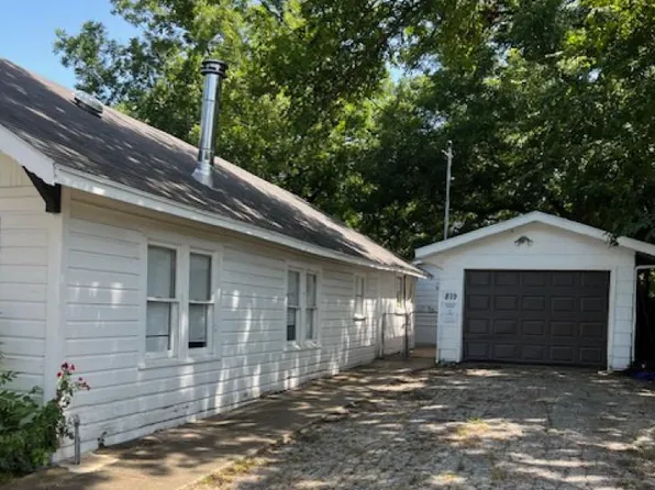 819 Bishop St, Commerce, TX 75428