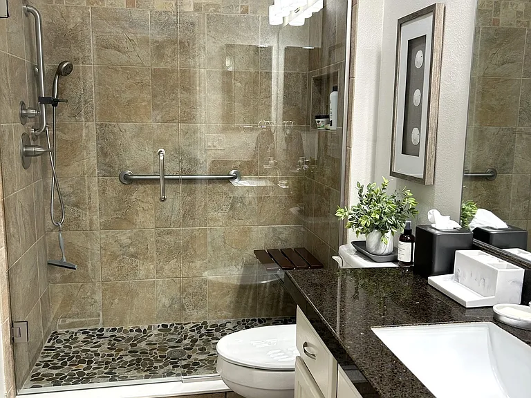 640 Danbury St — Photo 14