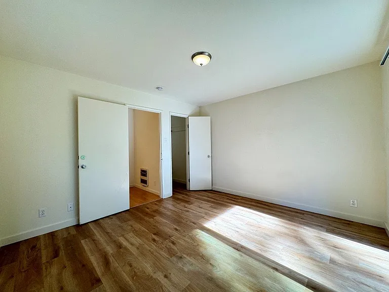 1555 Oxford Street — Photo 34