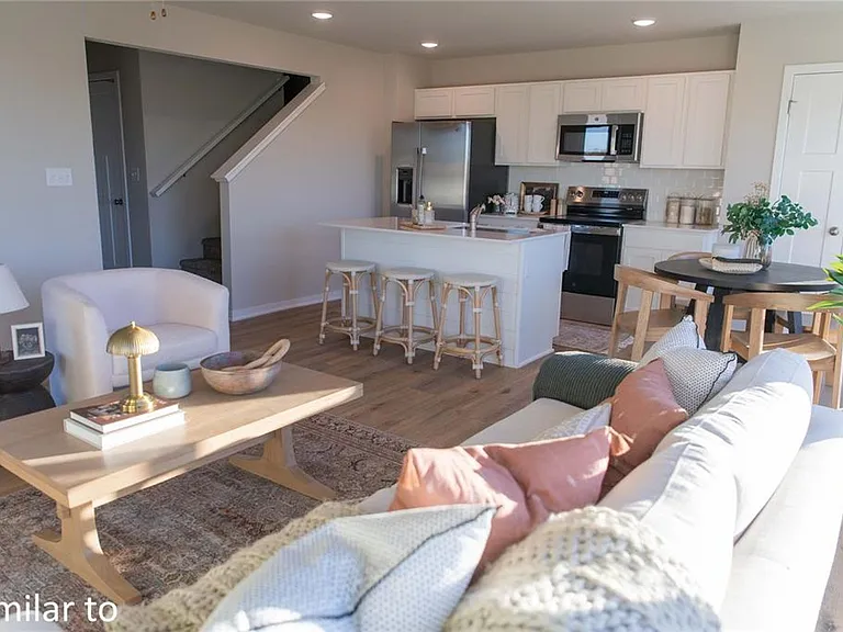1119 Sunflower Ln — Photo 3
