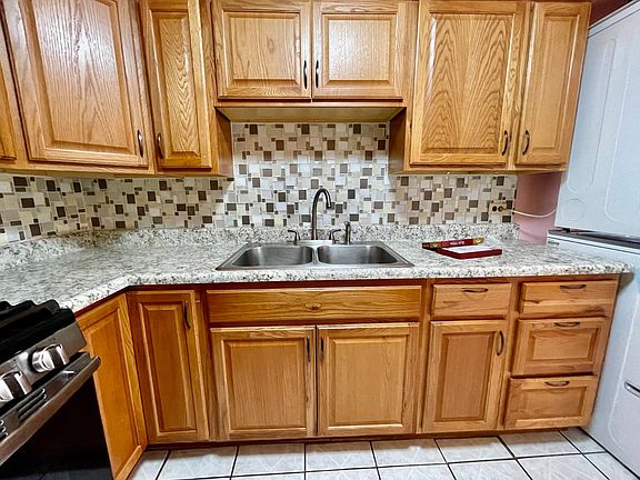 5th image of 740 Dempster St APT Bg1
