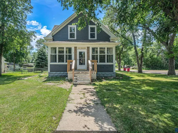 521 W 3rd Ave, Lennox, SD 57039